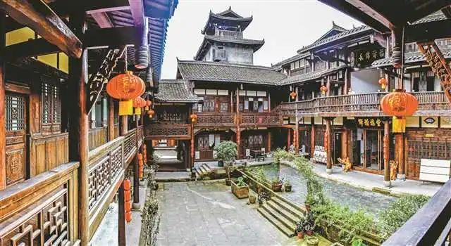 曾为安倍遇刺哽咽的媒体人曾颖，如今迫于压力在东京轻生，你怎么看？游戏画面